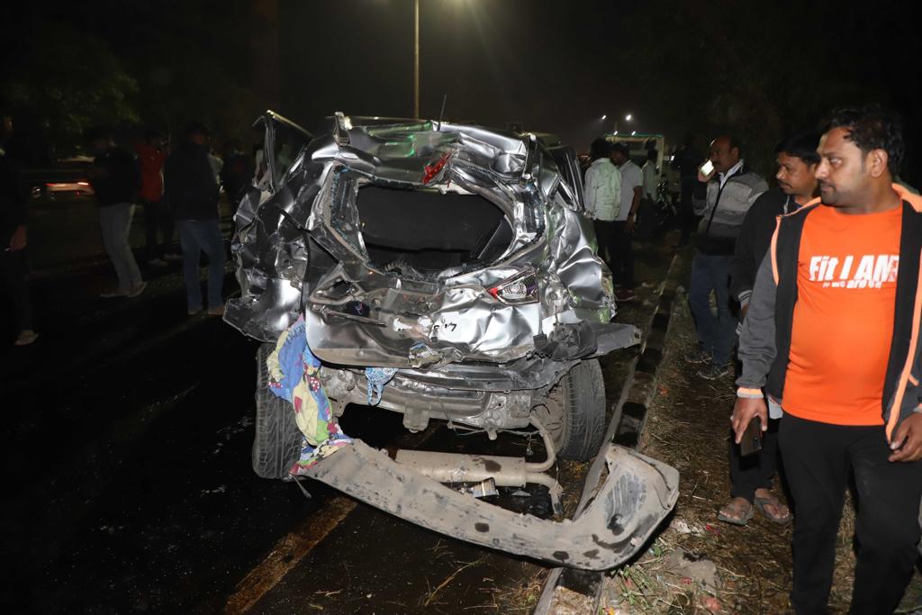pune navale bridge accident photos Tanker hits 45 vehicles