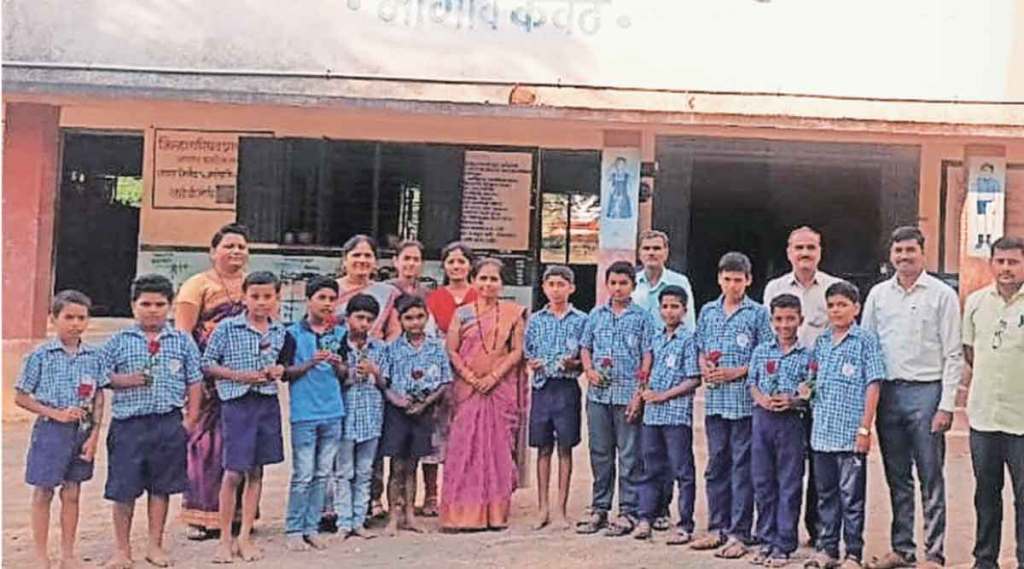 नागाव कवठे शाळेतील मैत्रीचे नाते जपणाऱ्या मुलांसह शिक्षक.