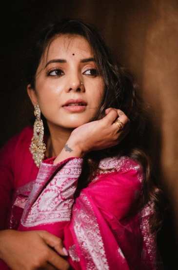 पैठणी या तिच्या आगामी चित्रपटाच्या निमित्ताने ही तिन्ही अशीच एक गोष्ट केली आहे.