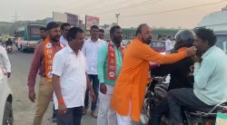 पुणे- मुंबई महामार्गावर वाहनचालकांना शिवसैनिकांनी पेढे भरवत आनंदोत्सव साजरा केला