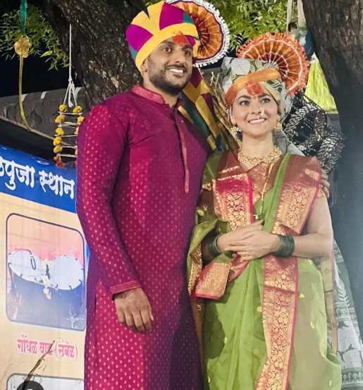 सोनाली कायमच पतीबरोबरचे फोटो शेअर करताना दिसून येते.