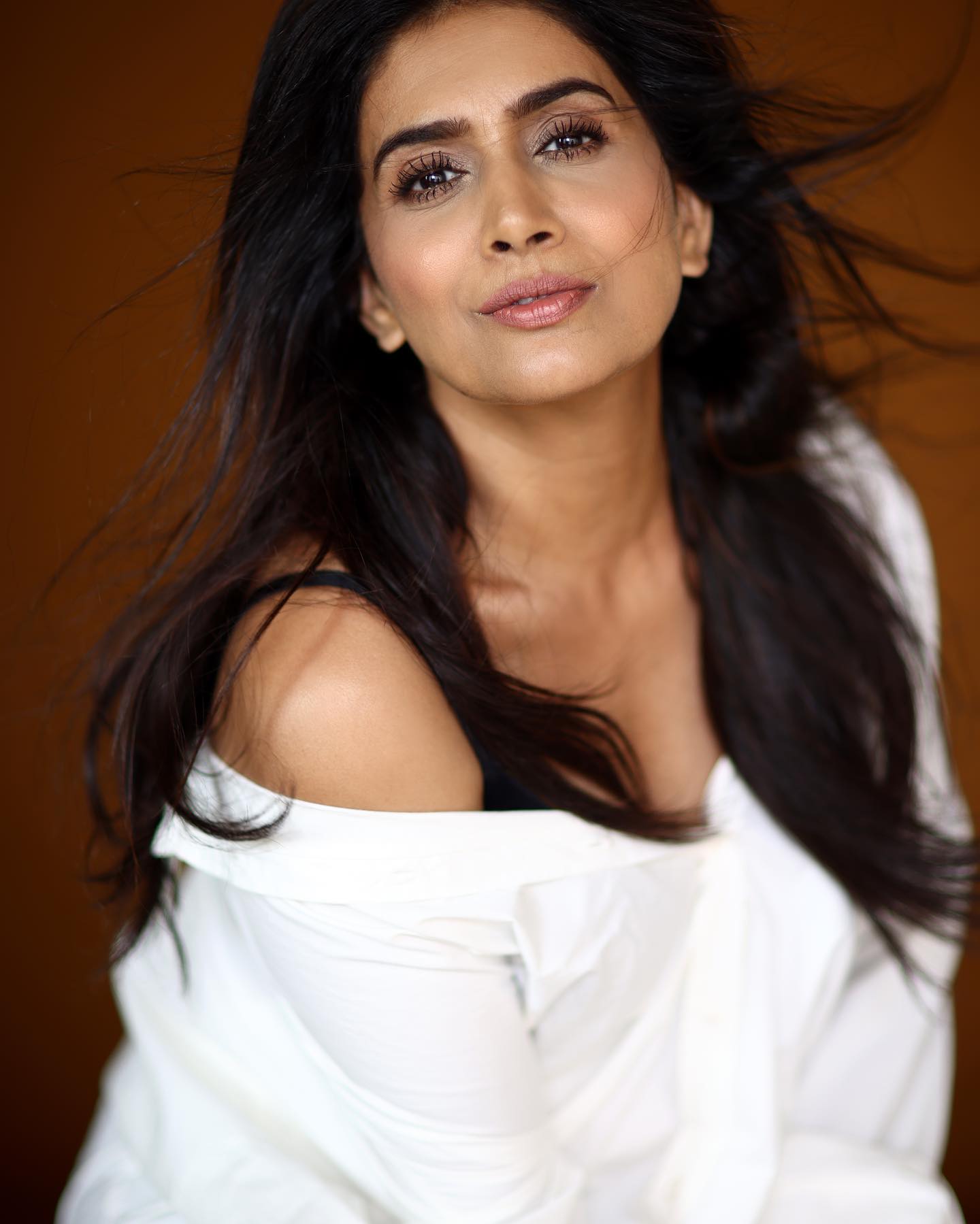 sonali kulkarni hot photoshoot 