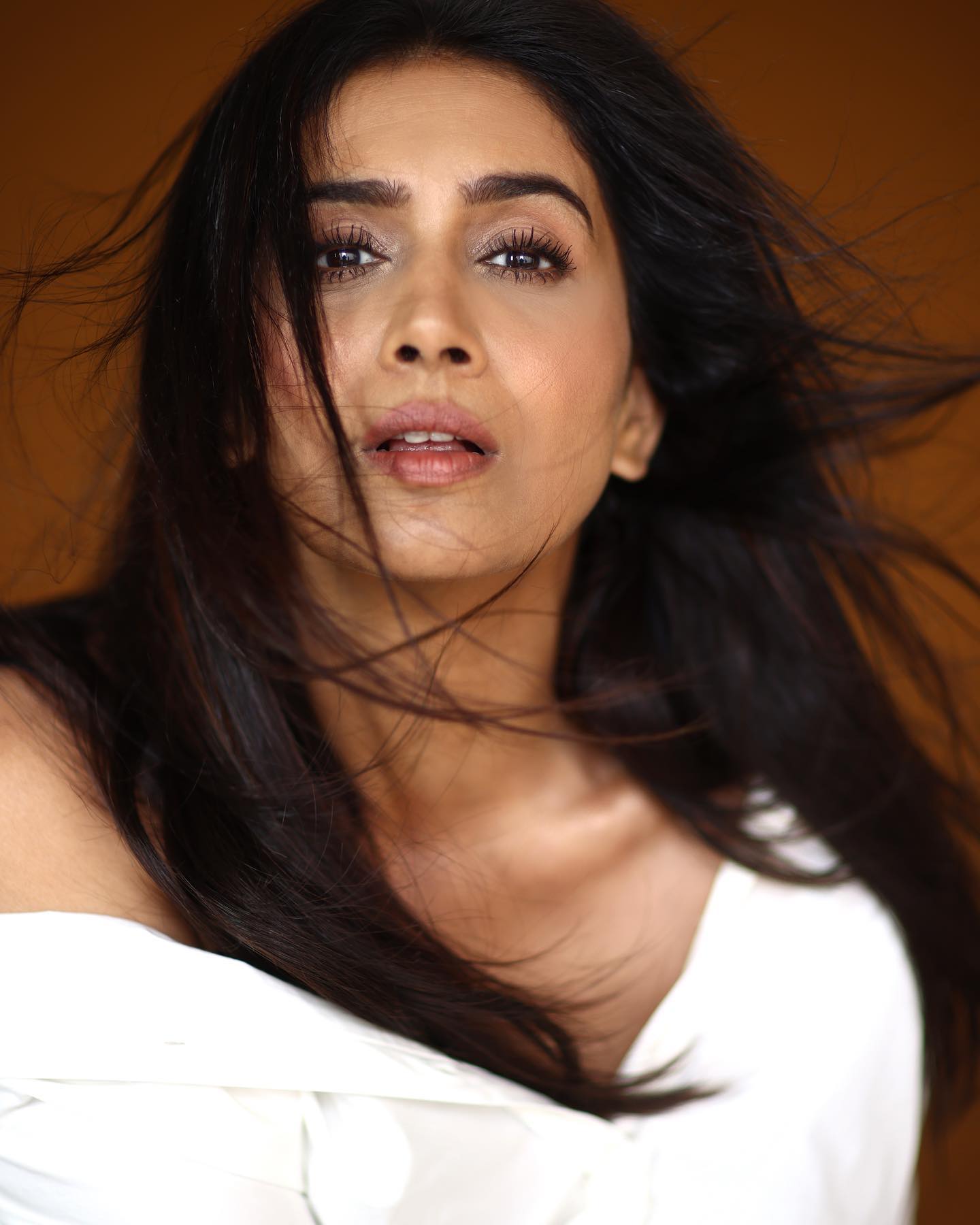 sonali kulkarni hot photoshoot 