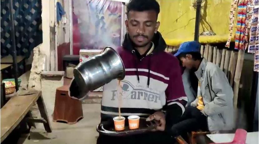 प्रेमात धोक्या मिळालेल्या लोकांना या दुकानावर चहा स्वस्त मिळतं. मात्र, प्रेमीयुगुलांसाठी चहाची किंमत दुप्पट आहे.