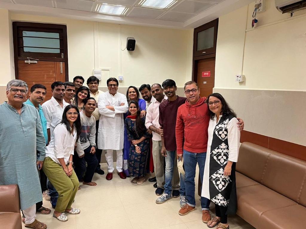 नाटक पाहिल्यानंतर नाटकातील कलाकारांची, तंत्रज्ञांची, दिग्दर्शकाची भेट घेऊन राज ठाकरे यांनी त्यांचे अभिनंदन केले आणि त्यांच्या पुढील वाटचालीसाठी शुभेच्छादेखील दिल्या. (फोटो सौजन्य : फेसबुक)