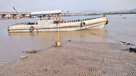 वर्षभरात वैतरणा जेट्टीची नासधूस ; बांधकामात पायऱ्या आणि टप्प्यांचा अभाव; अपघाताचा धोका