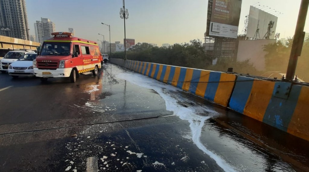 ठाण्यात पुन्हा काही काळ वाहतूक कोंडी, यावेळी मुंबई पालिकेच्या वाहनाला अपघात झाल्याचे निमित्त…