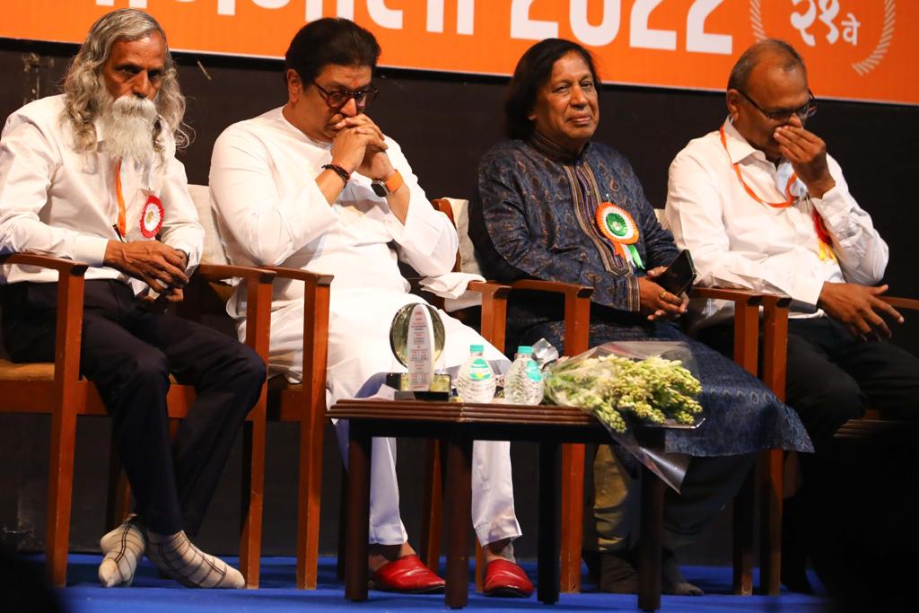 आज काल विधानसभेतल्या चर्चा ऐकावं वाटत नाही. कधी कधी असं वाटतं, की जे आमदार सभागृहात आहेत, ते बाहेरच येऊ येऊ नये. कारण ते बाहेर येऊन, परत ते माध्यमांसमोर नको त्या गोष्टी बरळत असतात. मुळात राजकारण वाईट नाही. मात्र, ते नासवलं जातं आहे. राजकारण हे चुकीच्या माणसांच्या हाती गेल आहे, असेही ते म्हणाले.