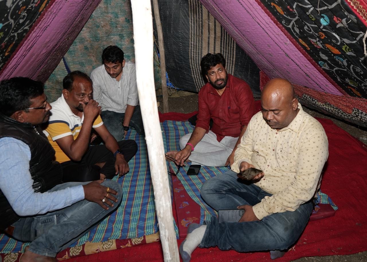 बच्चू कडू दोन दिवसांपासून आमदार निवासात न राहता, शेतातील पालीमध्ये राहत आहेत.