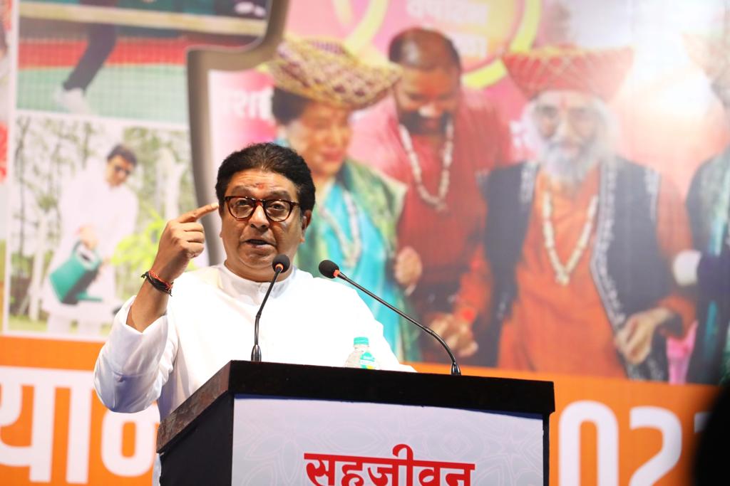 पुण्यात आयोजित सहजीवन व्याख्यानमालेत ‘नवीन काहीतरी’ या विषयावर बोलताना मनसे अध्यक्ष राज ठाकरे यांनी राज्यपालांनी गुजराती-मारवाड्यांबाबत केलेलं विधान, विधासभेतील गोंधळ ते राज्यातील सद्याची राजकीय परिस्थिती यासह विविध मुद्यांवर आपलं मत व्यक्त केलं. तसेच युवकांनी राजकारणात यावं, असं आवाहनही त्यांनी केलं.