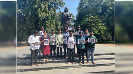 पुणे: चंद्रकांत पाटलांनी आंबेडकर आणि फुलेंबाबत केलेल्या विधानाचा निषेध; सावित्रीबाई फुले विद्यापीठात मूक आंदोलन पुणे: चंद्रकांत पाटलांनी आंबेडकर आणि फुलेंबाबत केलेल्या विधानाचा निषेध; सावित्रीबाई फुले विद्यापीठात मूक आंदोलन