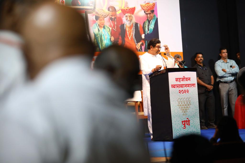 पुढे बोलताना ते म्हणाले, “तुमचं संपूर्ण आयुष्य सकाळी उठल्यापासून रात्री झोपेपर्यंत राजकारणाला बांधलेलं आहे. तुमच्या घरी येणारं दुध, पाणीपट्टी, वीज या सर्वांचे दर राजकीय नेते ठरवत असतात आणि ते तुम्ही निमूटपणे भरता. कोणालाही काही प्रश्न विचारत नाहीत. राजकारण गलिच्छ आहे असं आपण म्हणतो. त्यामुळे अनेक तरूण मुलं, मुली परदेशात जातात. इथे राहातच नाहीत. तुमचं शांत आणि गप्प राहणं, तुमचं सहकार्य या राजकारणात नसणं यामुळे आपल्या आजूबाजूचा परिसर बरबाद होतो आहे हे आपण शांतपणे पाहतो आहोत”