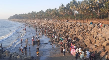 Tourists flock to Pirwadi beach to welcome New Year