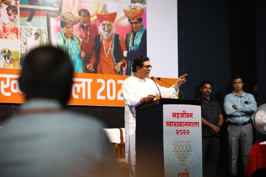 यावेळी बोलताना त्यांनी पुणे मेट्रोबाबतही प्रतिक्रिया दिली. लांब पल्ल्यासाठी मेट्रोचा वापर केला जातो. त्यामुळे पुण्यात मेट्रोची गरज खरंच आहे का? प्रत्येक शहराची वेगवेगळी मानसिकता असते. शहराचा वेग वेगळा असतो. त्या मानसिकतेप्रमाणे शहर घडवलं पाहिजे, असं ते म्हणाले.