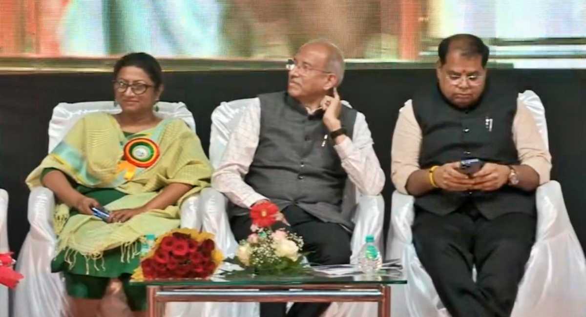 या कार्यक्रमात अनेक मान्यवरांचा सत्कार करण्यात आला.