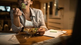 Avoid these food items before sleeping at night know its side effects