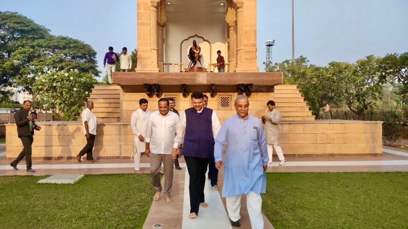 फडणवीस म्हणाले, “मागील २५ वर्षे सातत्याने जेव्हा जेव्हा नागपुरात अधिवेशन होतं, आम्ही भाजपाचे सर्व आमदार हे या ठिाकणी स्मृतिस्थळावर येतो.