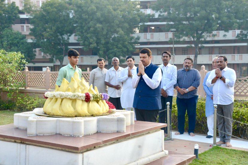 विधिमंडळ अधिवेशनाचं आजचं कामकाज सुरू होण्याअगोदर भाजपाच्या आमदारांनी राष्ट्रीय स्वयंसेवक संघाच्या नागपुरातील रेशीमबाग कार्यालयास भेट दिली.(फोटो-- फडणवीस ट्विटर)