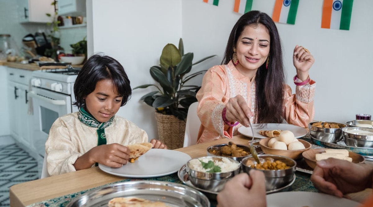 Never Serve Three Roti Chapati In Plate Considered Very Ashubh Avoid These Mistakes In Serving Rice Astrology 