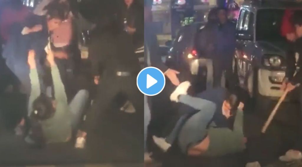 Girls Fighting on Road viral video on twitter