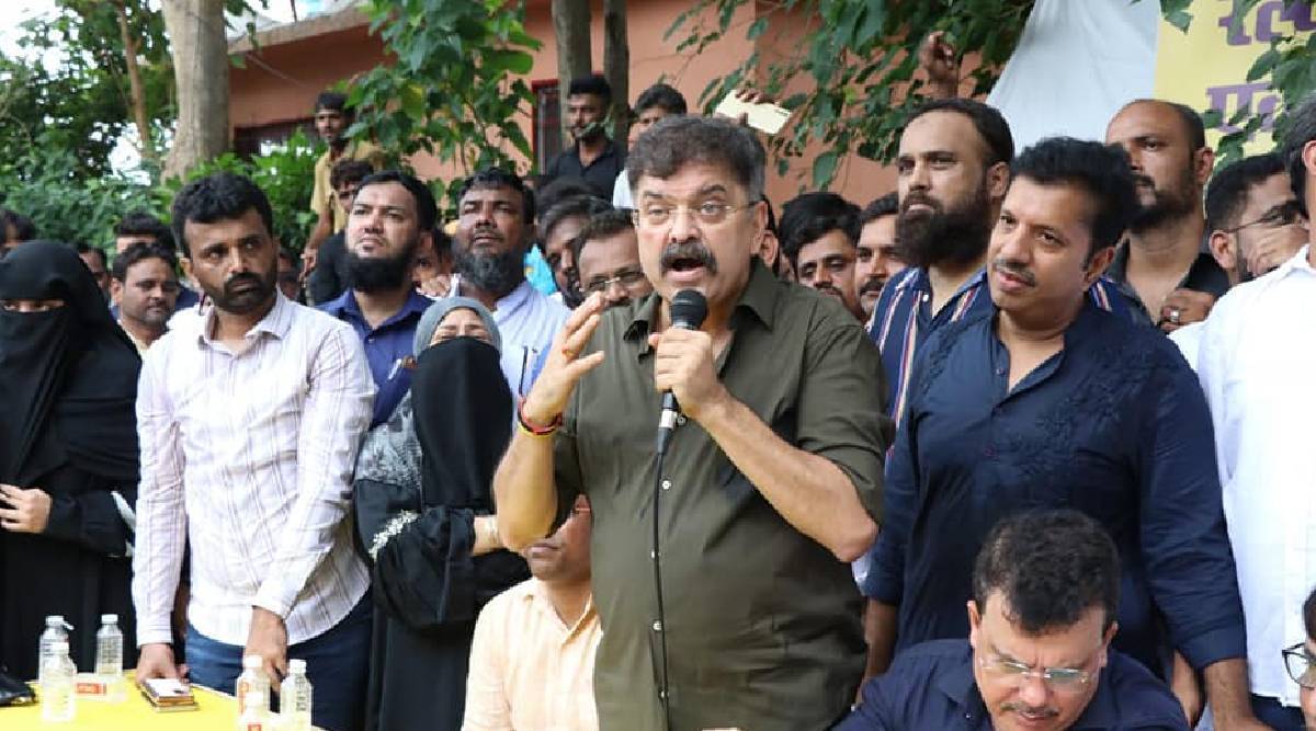 हिंमत असेल तर बोम्मईंनी एलॉन मस्कला ट्वीट करून सांगावे माझं अकाउंट हॅक झालं आहे. १५ मिनींटात मस्क स्वत: ट्वीट करत म्हणेल काय झालं सांगा मला, असं आव्हान जितेंद्र आव्हाड यांनी दिलं आहे.
