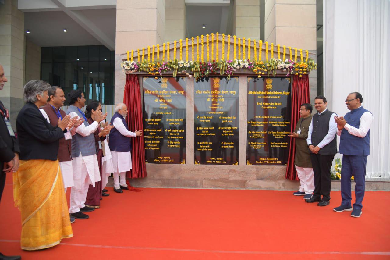 पंतप्रधान नरेंद्र मोदी यांच्या हस्ते रविवारी (११ डिसेंबर) मुंबई-नागपूर समृद्धी महामार्गाचं उद्घाटन केलं.
