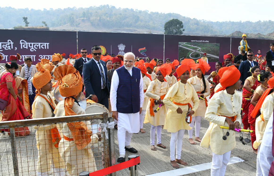 तसेच या मुलाशी संवादही साधला.