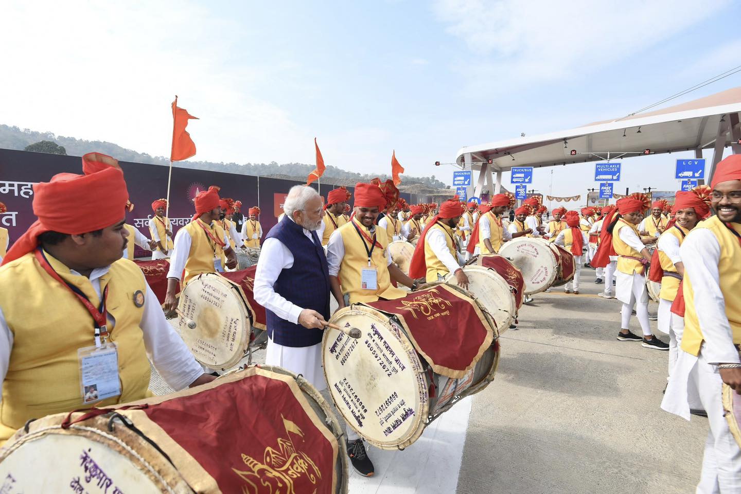 अमित विजय वेधे असं या ढोल वाजवणाऱ्या मुलाचं नाव आहे.