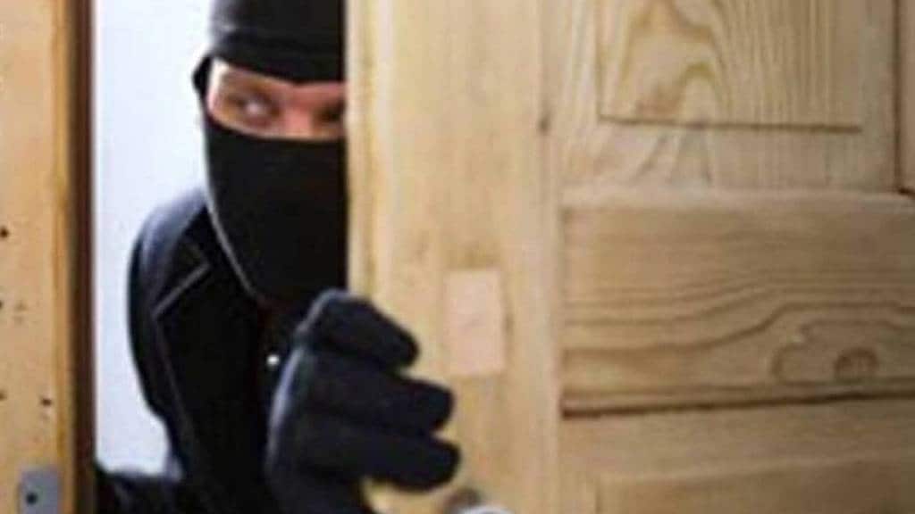 burglary in broad daylight in model colony instead of four and a half lakhs crime pune