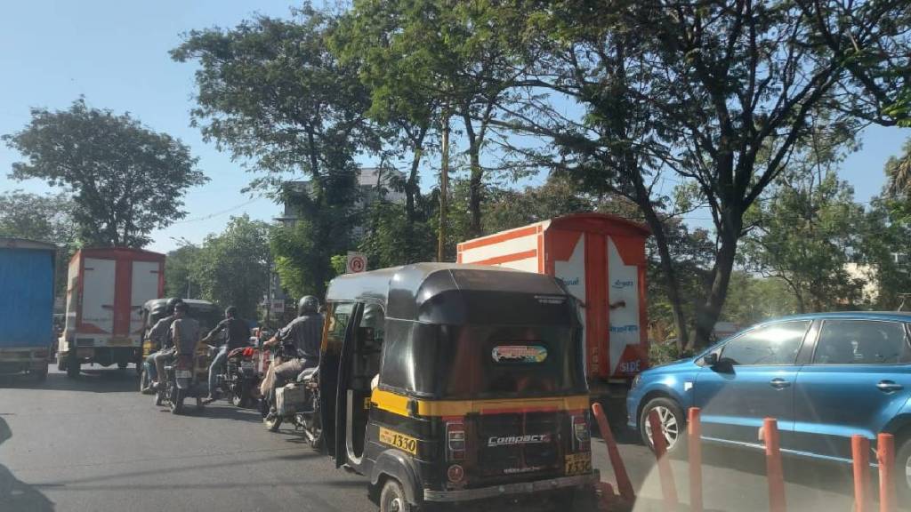 day by day problem of parking navi mumbai city getting more serious huge traffic jam vashi kopri Signal