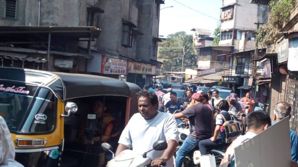 hanuman mandir road thakurli in throes of vehicular congestion students suffer from traffic in dombivali hanuman mandir road thakurli in throes of vehicular congestion students suffer from traffic in dombivali