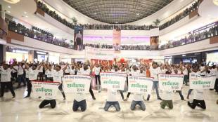 navi mumbai municipal corporation given message of cleanliness through song and dance flash mob on the occasion of christmas