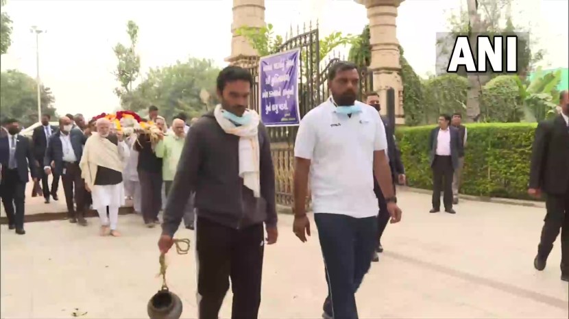 पंतप्रधान मोदी त्याच दिवशी आईला भेटण्यासाठी अहमदाबाद गेले होते.