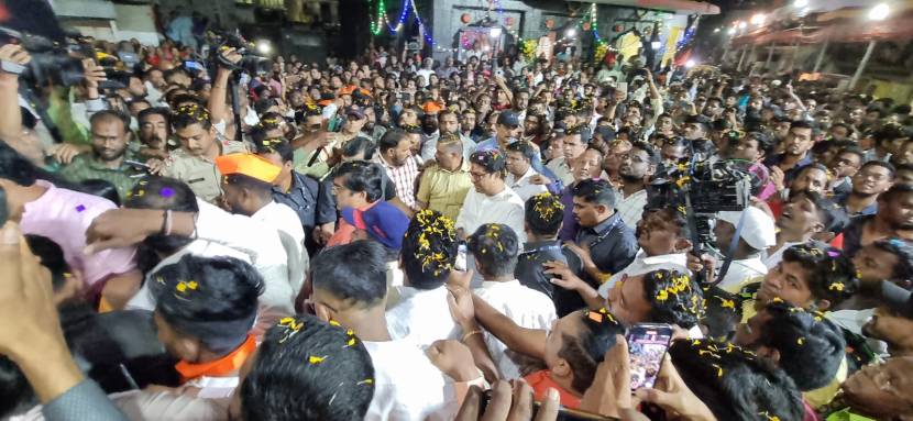 पक्ष पदाधिकारी व कार्यकर्त्यांनी प्रचंड संख्येत गर्दी करत राज ठाकरेंचे स्वागत केले.