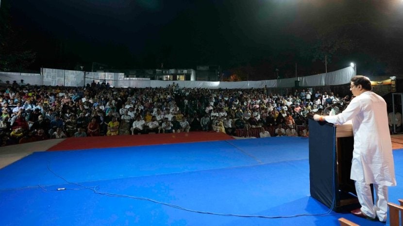 राज ठाकरेंनी सहजीवन व्याख्यानमालेत ‘नवं काही तरी’ या विषयावर संवाद साधला, या कार्यक्रमासही मोठी गर्दी होती.