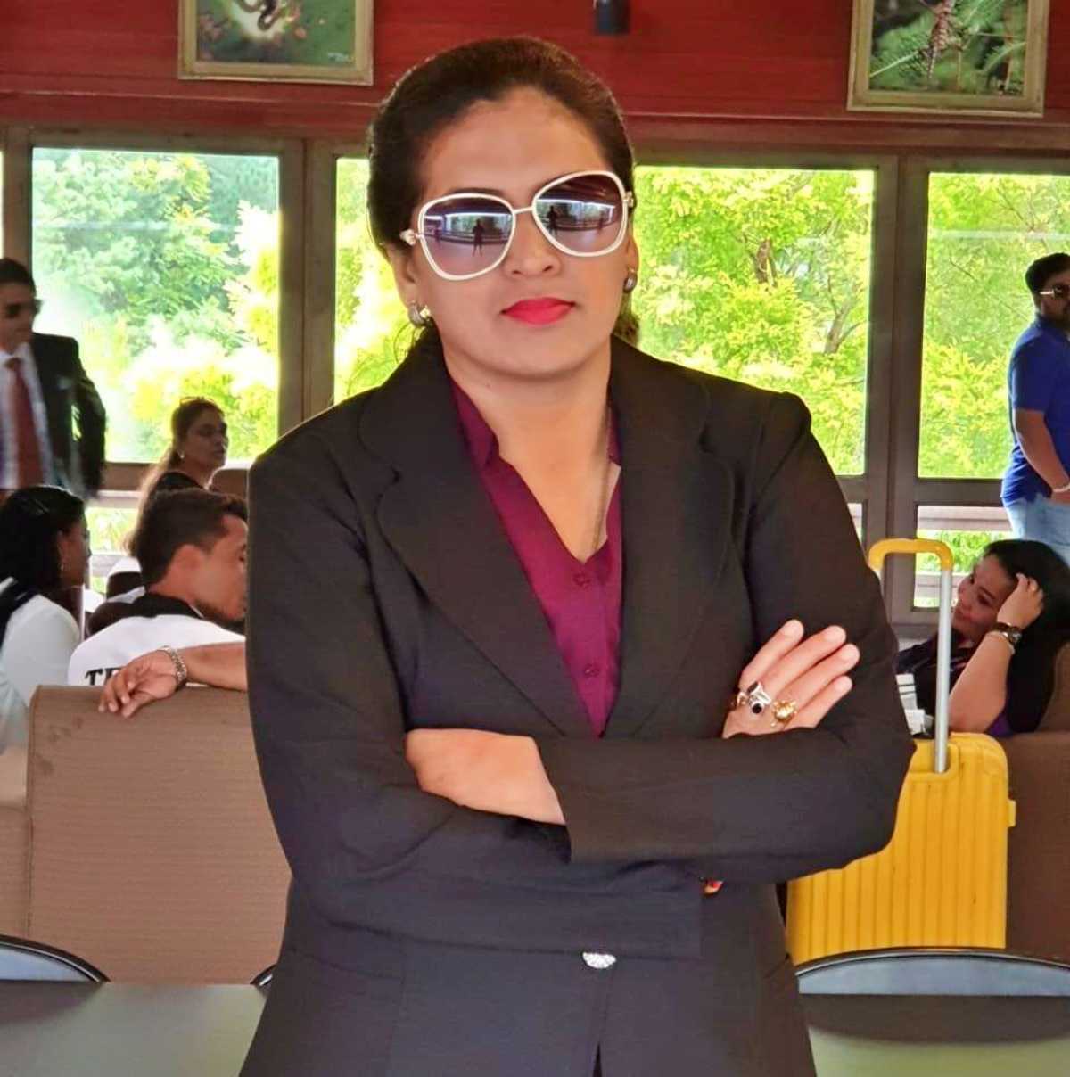 त्या मुलीचा जन्म १९८९ चा आहे. म्हणजे ती मुलगी ३-४ वर्षांची असताना तिचा दाऊदबरोबर बॉम्बस्फोटात सहभाग असू शकतो. कारण खासदार सांगत आहेत - रुपाली ठोंबरे पाटील