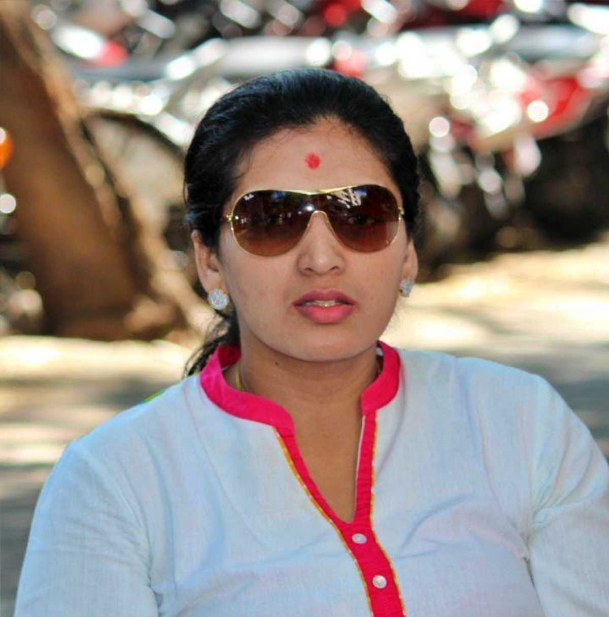 अरे लाजा वाटल्या पाहिजे. ते लोकप्रतिनिधी आहेत आणि विवाहबाह्य संबंध लपवण्यासाठी दाऊदशी संबंध असल्याचं म्हणतात - रुपाली ठोंबरे पाटील