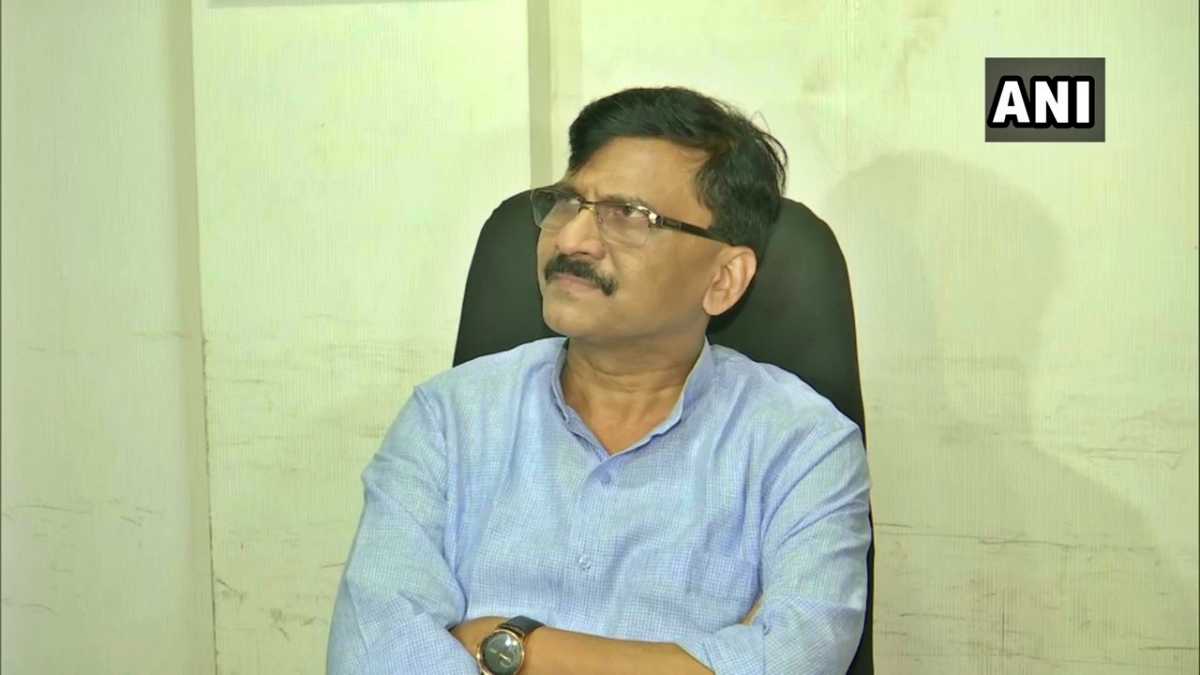 नागपूरमध्ये एनआयटीची १६ भूखंड ज्या बेकायदेशीर पद्धतीने उच्च न्यायालयाची स्थगिती असताना, गिलानी आयोगाने स्पष्ट निर्देश दिलेले असतानाही राज्याचे तत्कालीन नगरविकासमंत्री आणि आताचे मुख्यमंत्री एकनाथ शिंदेंनी ११० कोटी रुपयांचे भूखंड रेवड्या वाटाव्या तसे दोन कोटीला विकले - संजय राऊत