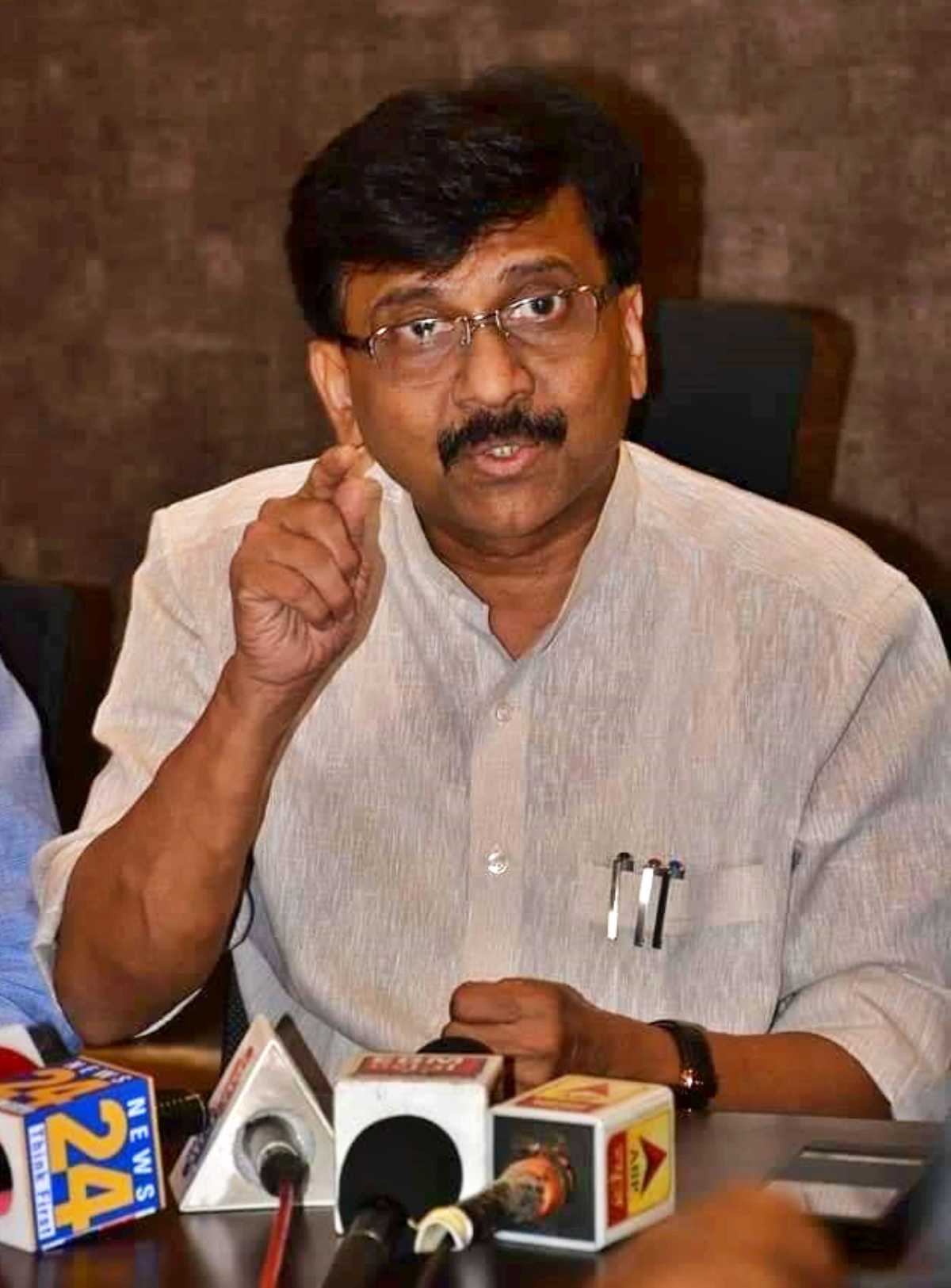 योगायोग असा आहे की, त्याआधी दोन दिवस नागपुरातील एका कार्यक्रमात बावनकुळे फडणवीसांच्या समोर सांगत होते की, मी प्रदेशाध्यक्ष असतानाच तुम्ही मुख्यमंत्री व्हा. त्यानंतर दुसऱ्या दिवशी भूखंड घोटाळ्याचं प्रकरण समोर येतं - संजय राऊत