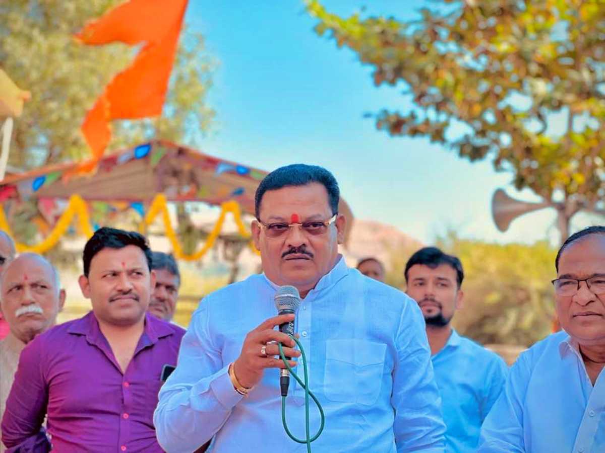 तसेच “खासदार विनायक राऊत किंवा खासदार संजय राऊत यांना रोज एक विषय पाहिजे असतो. यांना पक्षाचं काहीच देणंघेणं नाही. त्यांचा पक्ष संपत चालला आहे याची त्यांना चिंता नाही. त्यांना आरोप करण्यात रस आहे, अशी टीकाही त्यांनी राऊतांवर केली आहे.