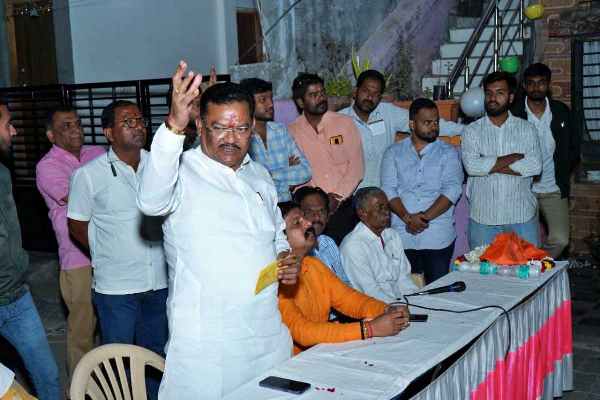 दुसरीकडे उद्धव ठाकरेंनी मी विधान परिषदेच्या सदस्यत्वाचा राजीनामा दिला आहे असं विधान केलं होतं. आज तेच उद्धव ठाकरे विधान परिषदेत आले आहेत - संजय शिरसाट