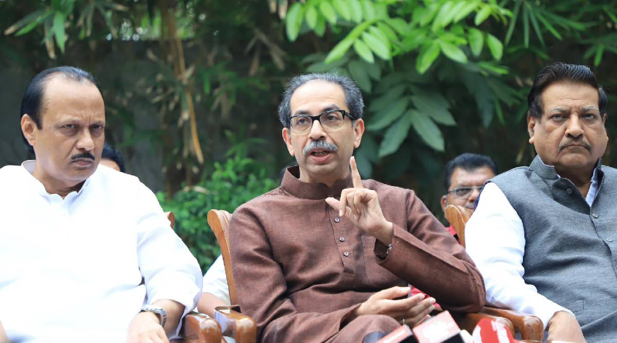 याच बैठकीवरून शिवसेना पक्षप्रमुख उद्धव ठाकरेंनी मुख्यमंत्री शिंदे आणि उपमुख्यमंत्री फडणवीस यांच्यावर टीकास्त्र सोडलं आहे. तसेच, कर्नाटकच्या मुख्यमंत्र्यांनी महाराष्ट्राच्या बाबतीत केलेल्या ट्वीटवरूनही समाचार घेतला आहे.