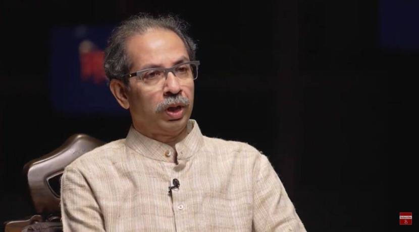 “राजकारणी आणि साहित्यिक या दोघांनी हातात हात घालून काम केलं पाहिजे.”