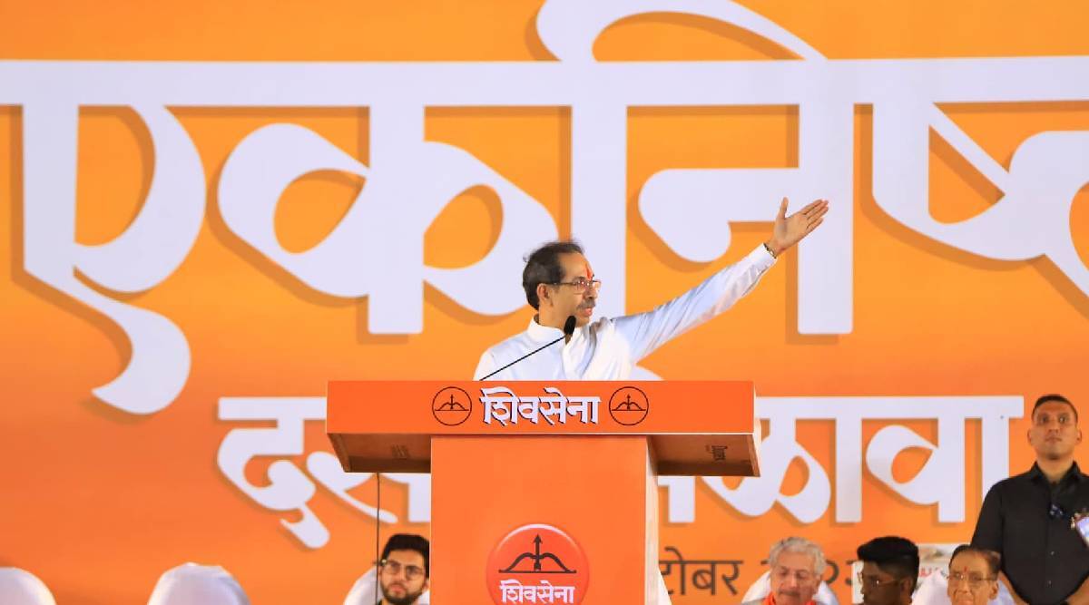 निवडणूक आयुक्तांच्या नियुक्तीबाबत सर्वोच्च न्यायालया सुनावणी सुरु आहे. मला वाटत राज्यपाल नियुक्तीचेही निकष ठरवले गेले. केवळ माझा माणूस म्हणून बिनडोक व्यक्तीला पदावर बसवता कामा नये, असा हल्लाबोल उद्धव ठाकरेंनी राज्यपाल कोश्यारी यांच्यावर केला.
