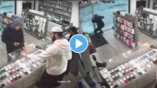 Viral video theif tries to steal smartphone From Shop fails miserably know the reason
