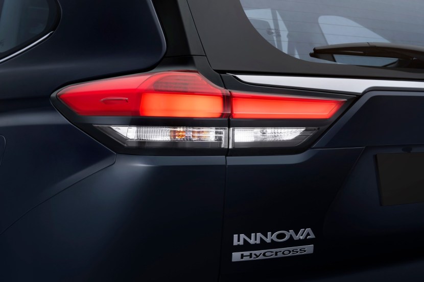 toyota innova hycross 
