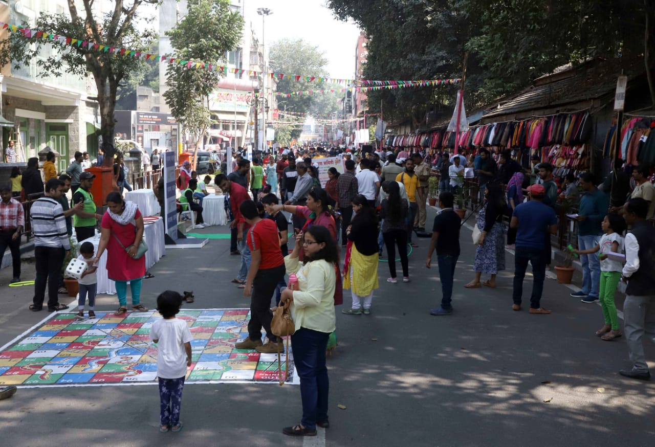 पादचाऱ्यांना अडळामुक्त मार्गक्रमण करता यावे, या उद्देशाने महापालिकेच्या वतीने रविवारी लक्ष्मी रस्त्यासह २१ रस्त्यांवर पादचारी दिन उपक्रमाचे रविवारी आयोजन करण्यात आले.