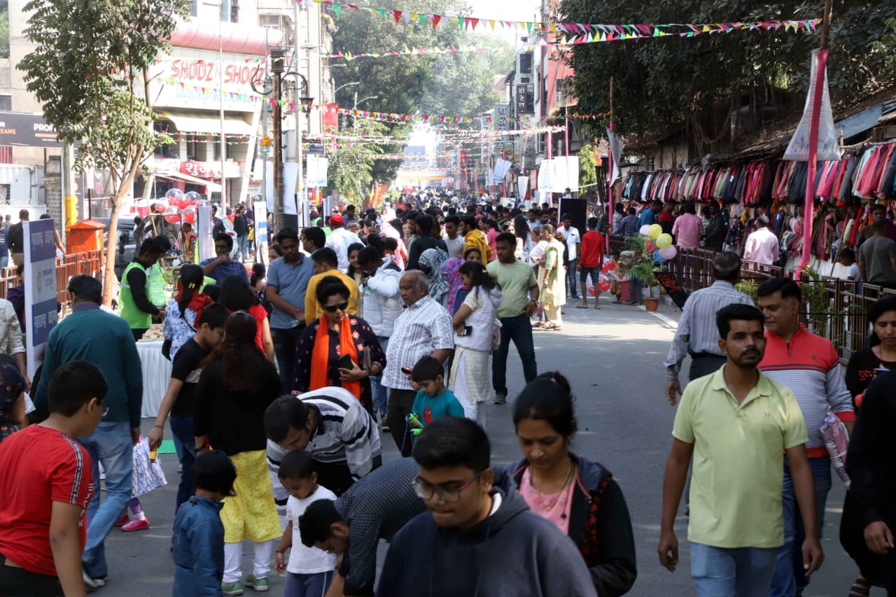 लक्ष्मी रस्त्यावरील उंबऱ्या गणपती चौक ते गरुड गणपती चौक सकाळी अकरा ते दुपारी चार या कालावधीत वाहनमुक्त ठेवण्यात आला.
