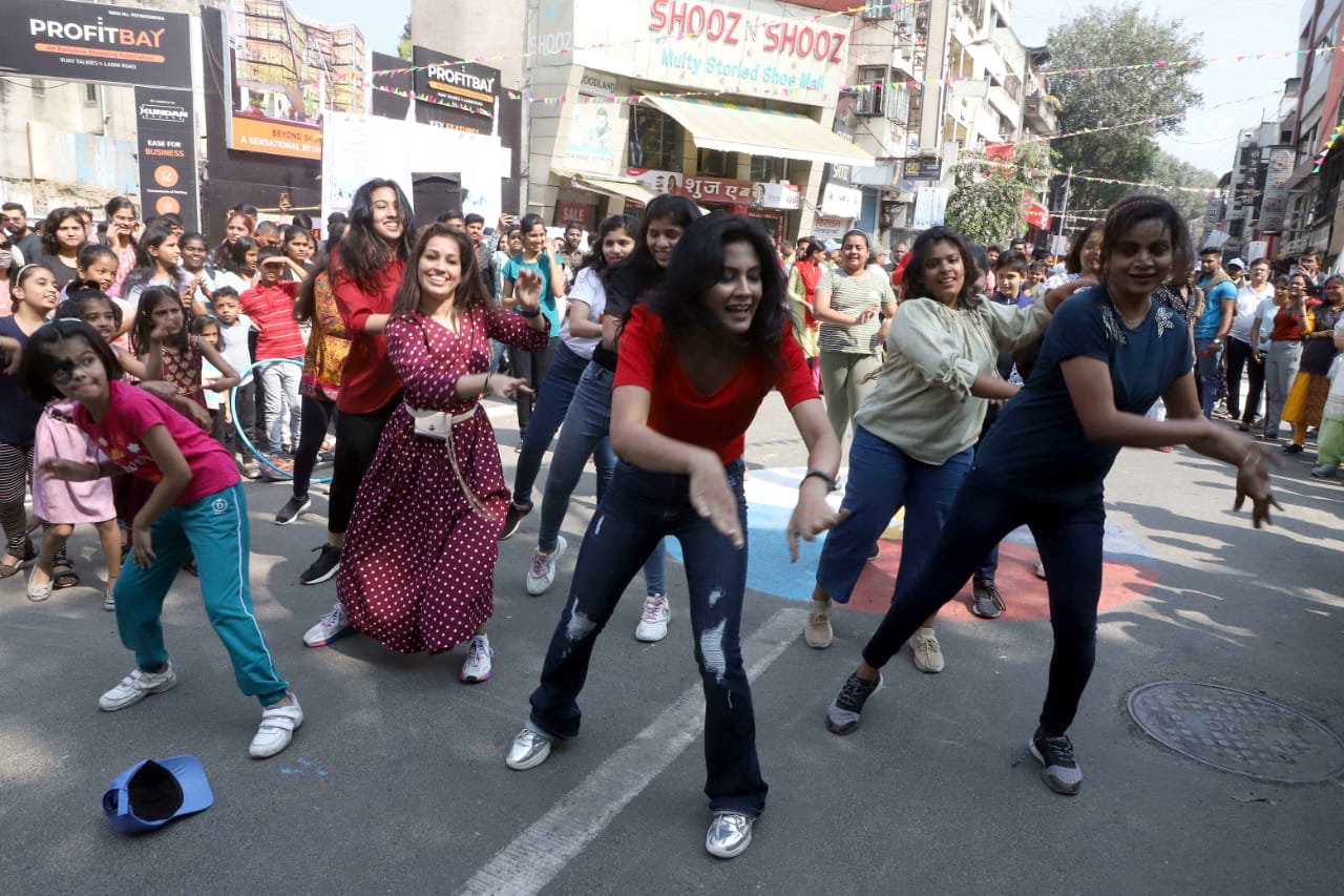 एरवी लक्ष्मी रस्त्यावर नेहमी वाहतूक कोंडी, पादचाऱ्यांची गर्दी असेच चित्र दिसून येते. पादचारी दिनानिमित्त रविवार त्याला अपवाद ठरला.