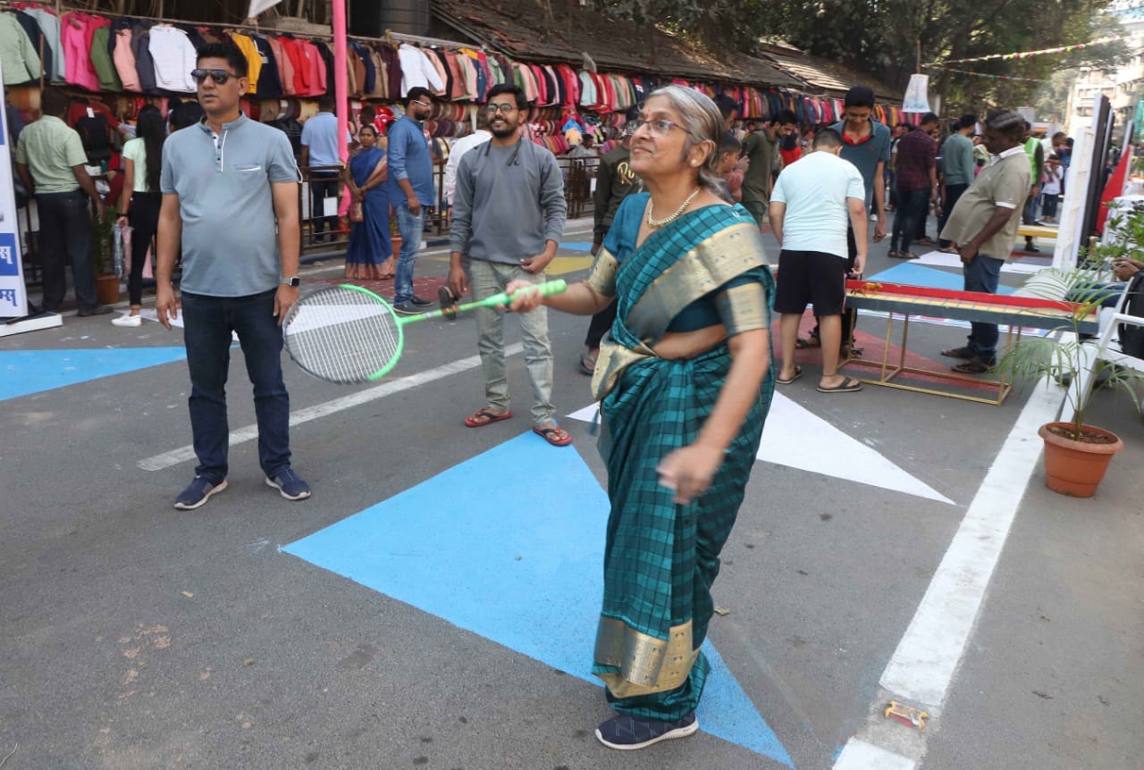आकर्षक पद्धतीने रंगविलेले रस्ते, रस्त्यावर विनाअडथळा फिरणारे पादचारी, रस्त्यावर खेळणारी लहान मुले, सारंगीचे मधूर सूर, असे उत्साही वातावरणाचा अनुभव पादचारी दिनानिमित्त पादचाऱ्यांनी लक्ष्मी रस्त्यावर घेतला.